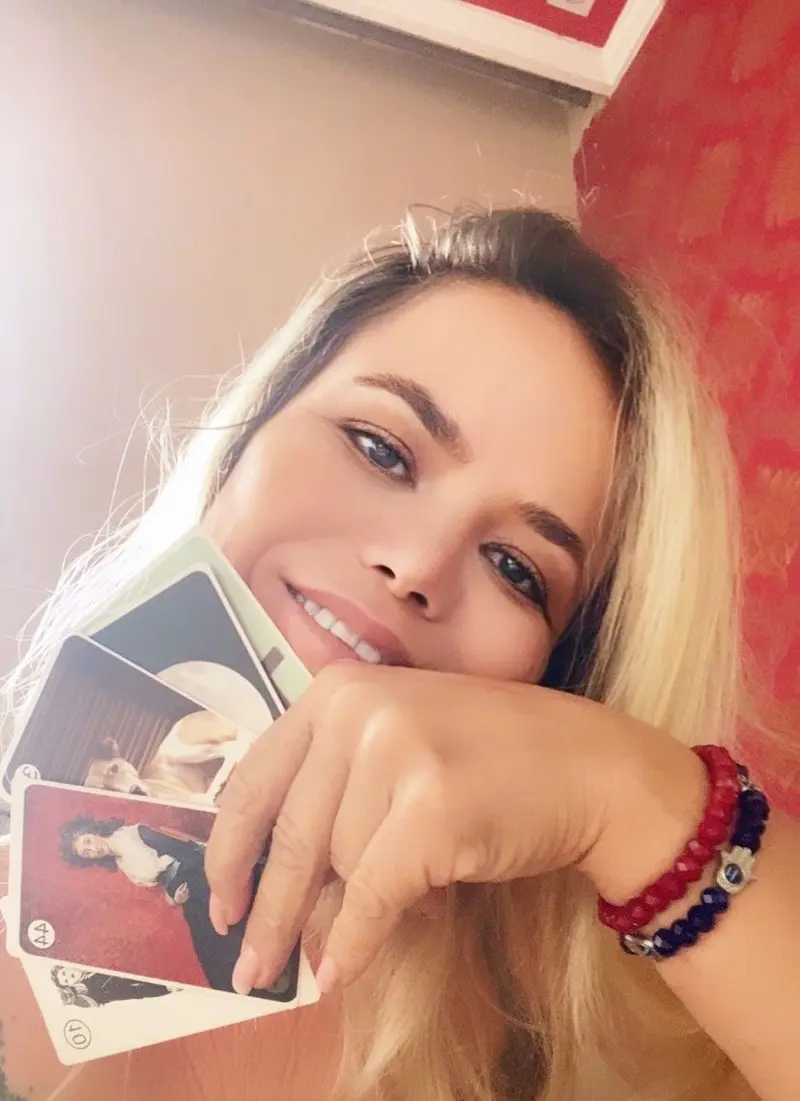 Andressa com seus baralhos de tarot